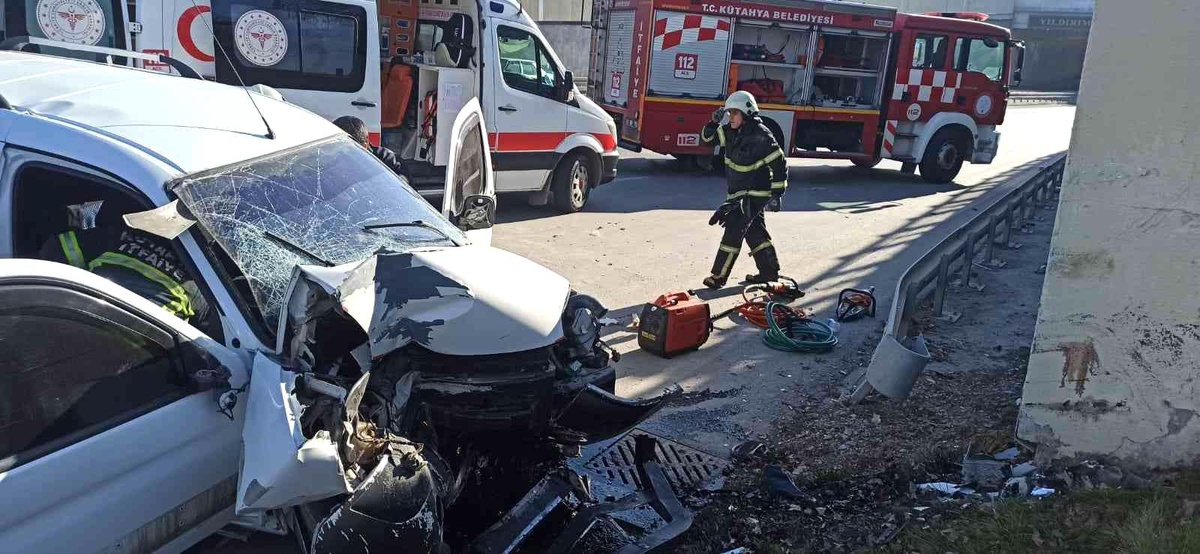 Hafif ticari araç bariyerlere çarptı: 2 yaralı