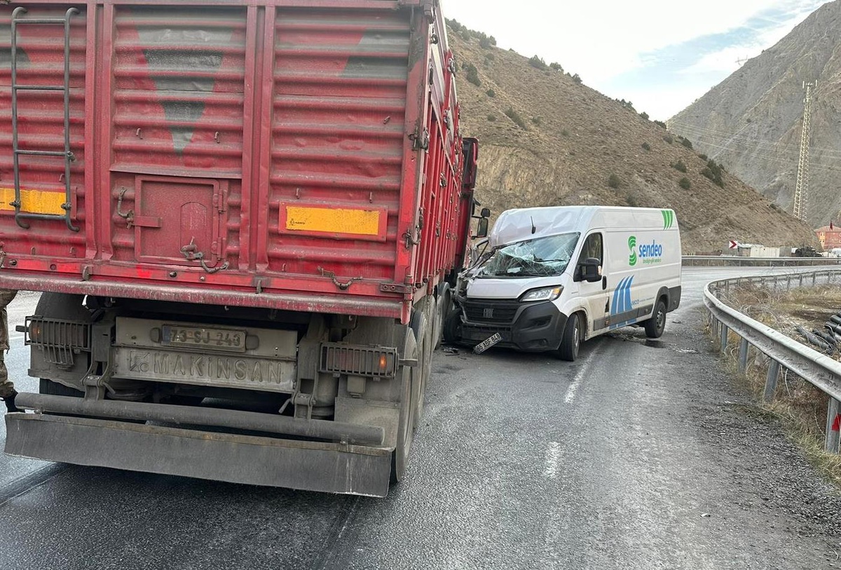 Hakkari\'de tır ile minibüsün çarpıştığı kazada bir kişi yaralandı