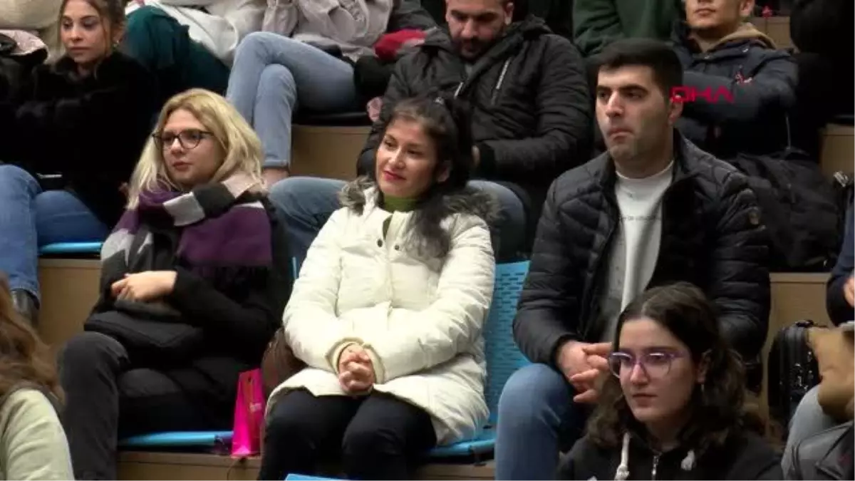 İSTANBUL-GAZETECİLER, ÜNİVERSİTELİLERE 'MEDYANIN DÖNÜŞÜMÜNÜ' ANLATTI