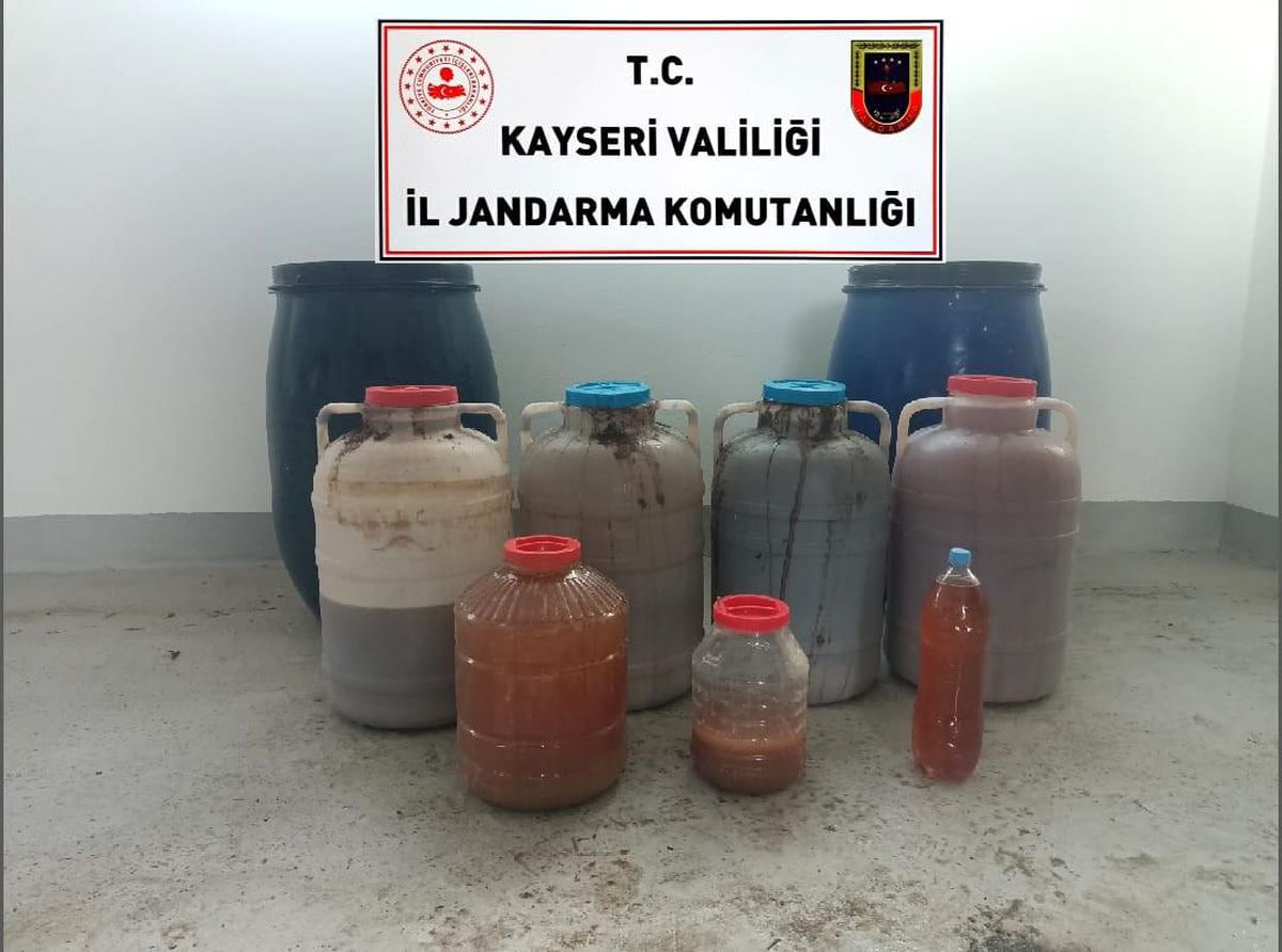Jandarma ekipleri 407 litre el yapımı şarap ele geçirdi