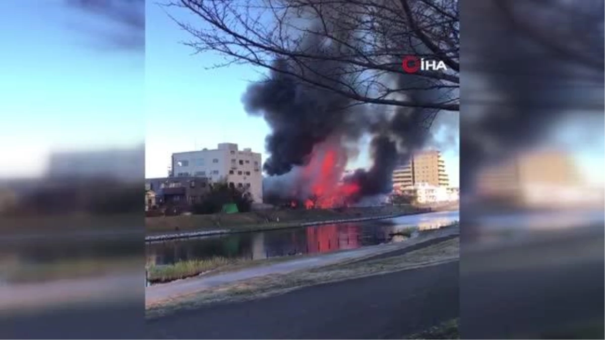 Japonya\'da yanan fabrikadan çıkan dumanlar gökyüzünü kapladı
