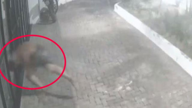 Kadın komşusuna tecavüz için cama kafa attığı evde şortunu sıyırdı, aşırı kan kaybedince öldü Kadın komşusuna tecavüz için cama kafa attığı evde şortunu sıyırdı, aşırı kan kaybedince öldü