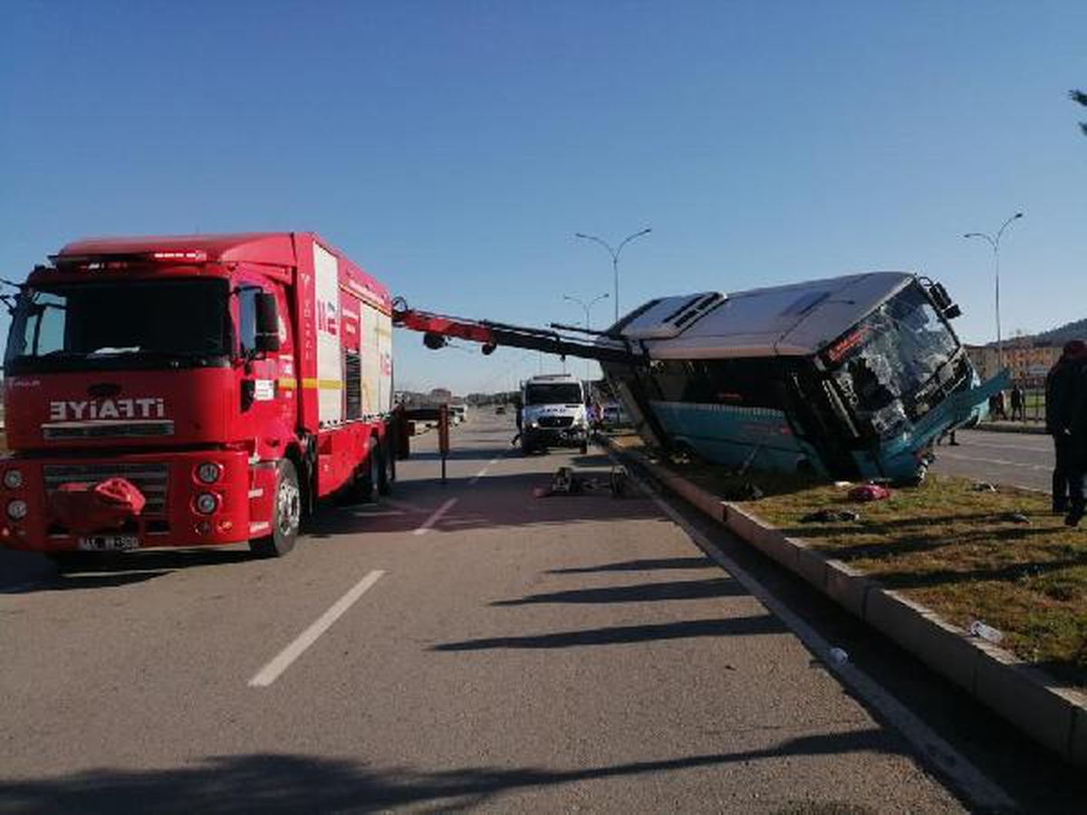 Kahramanmaraş\'ta halk otobüsü, aydınlatma direğine çarptı: 12 yaralı