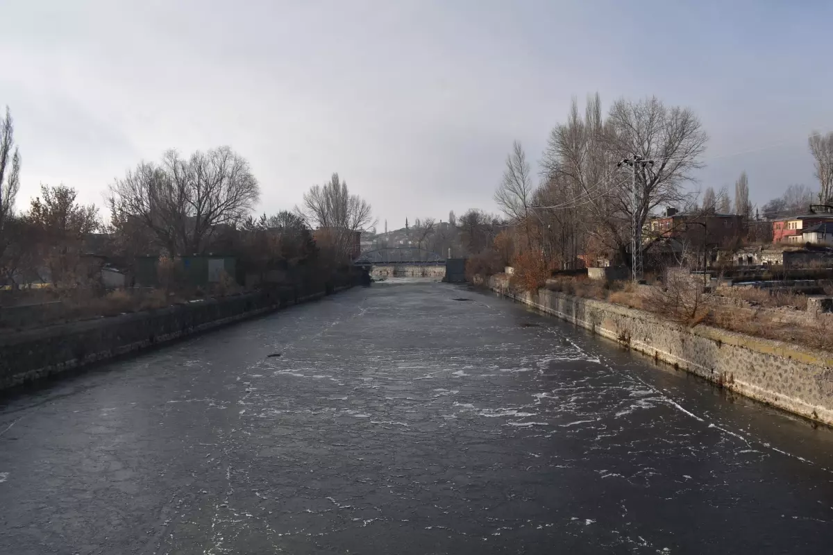 Kars Çayı soğukların etkisiyle kısmen dondu