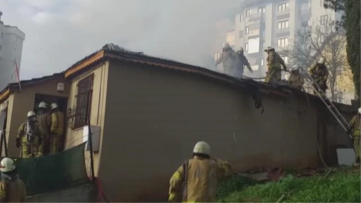 Kartal\'da tek katlı ev çatısında çıkan yangında hasar gördü