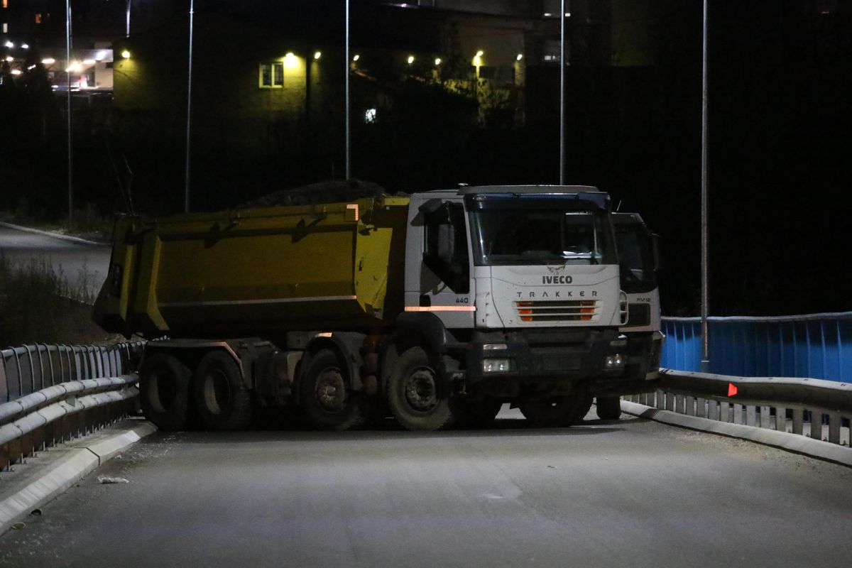 KUZEY MİTROVİCA - Kosova'nın kuzeyinde kurulan yeni barikatların çevresinde durum sakin