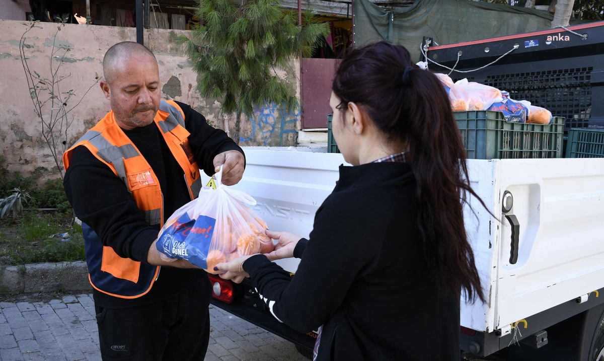 Kuşadası Belediyesi Bir Haftada 5 Ton Mandalinayı İhtiyaç Sahiplerine Dağıttı