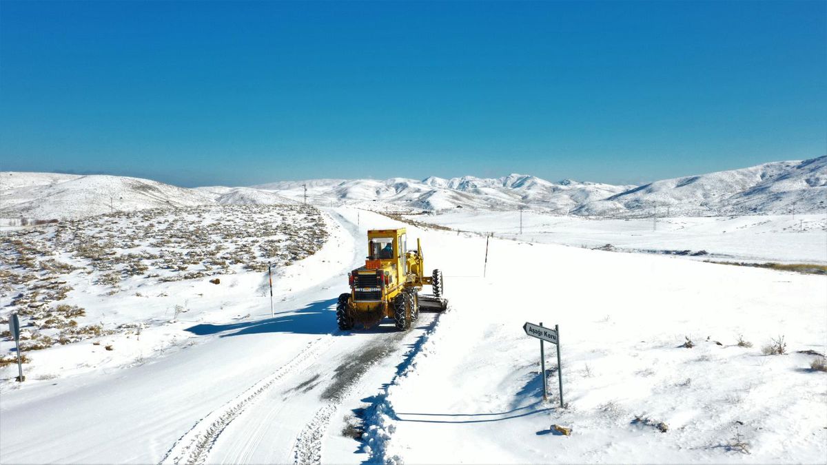 Malatya\'da kar nedeniyle ulaşıma kapanan 17 mahalle yolu açıldı