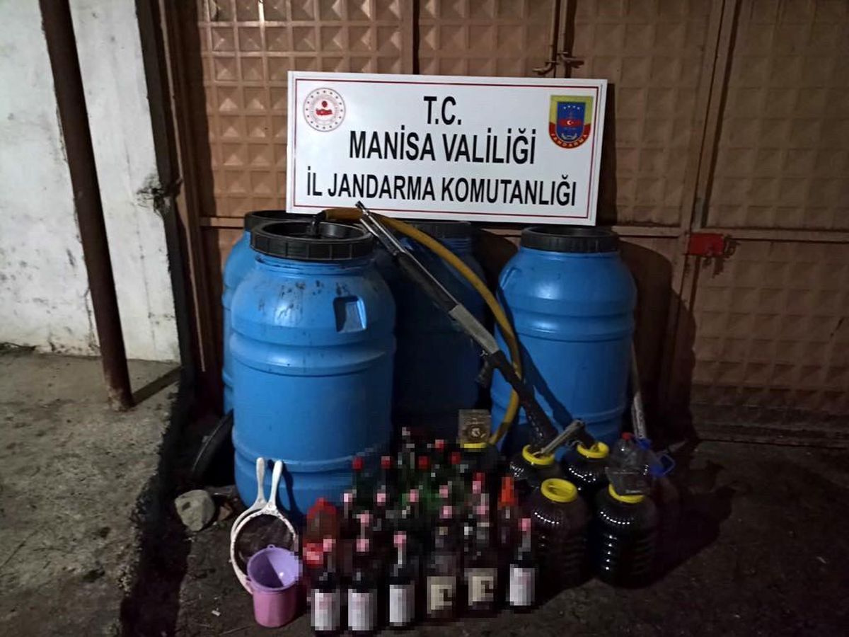 Manisa\'da litrelerce kaçak şarap ele geçirildi