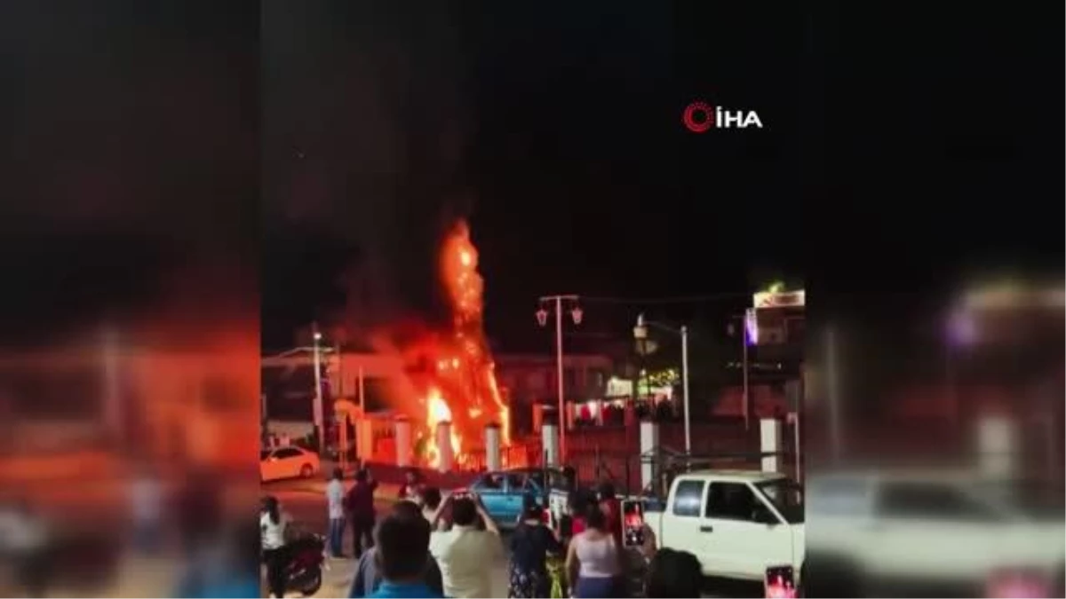 Meksika\'da şehir merkezinde bulunan 9 metrelik Noel ağacı yandı