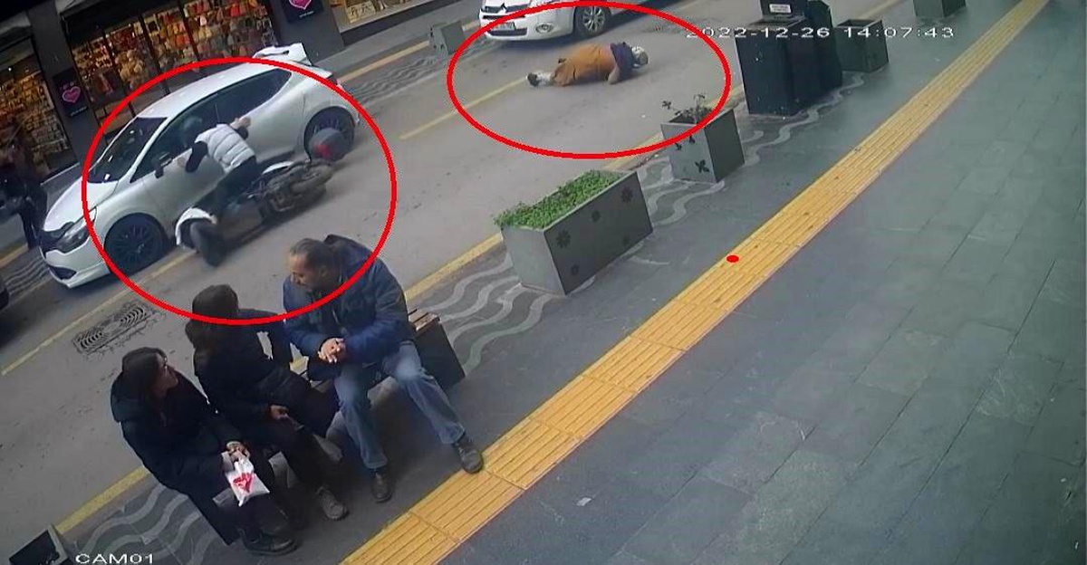 Motosikletin kadına çarpma anı kamerada