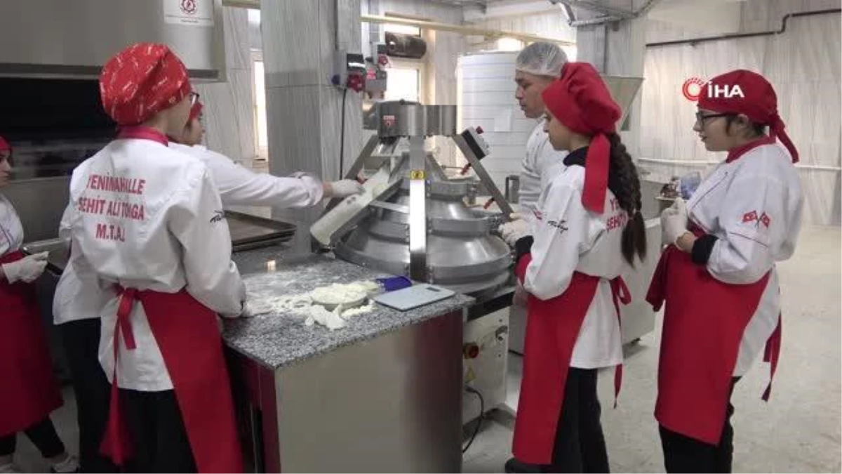 Öğrenciler üretim için fırının başına geçti: 6 dakikada 300 ekmek üretiyorlar