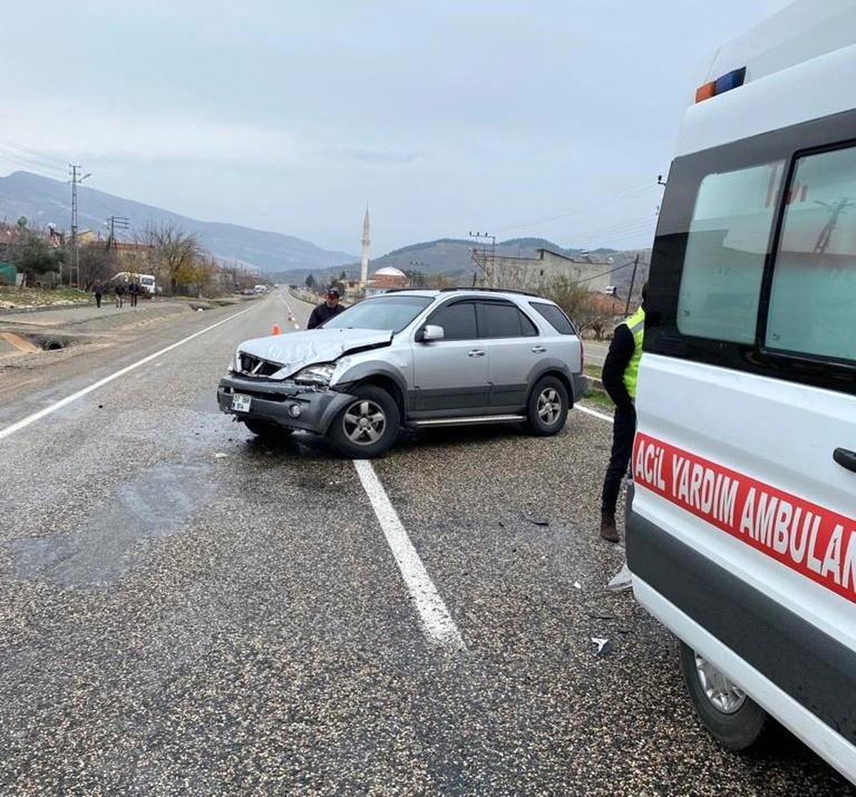 Otomobil refüje çarpıp karşı şeride geçti: 1 yaralı