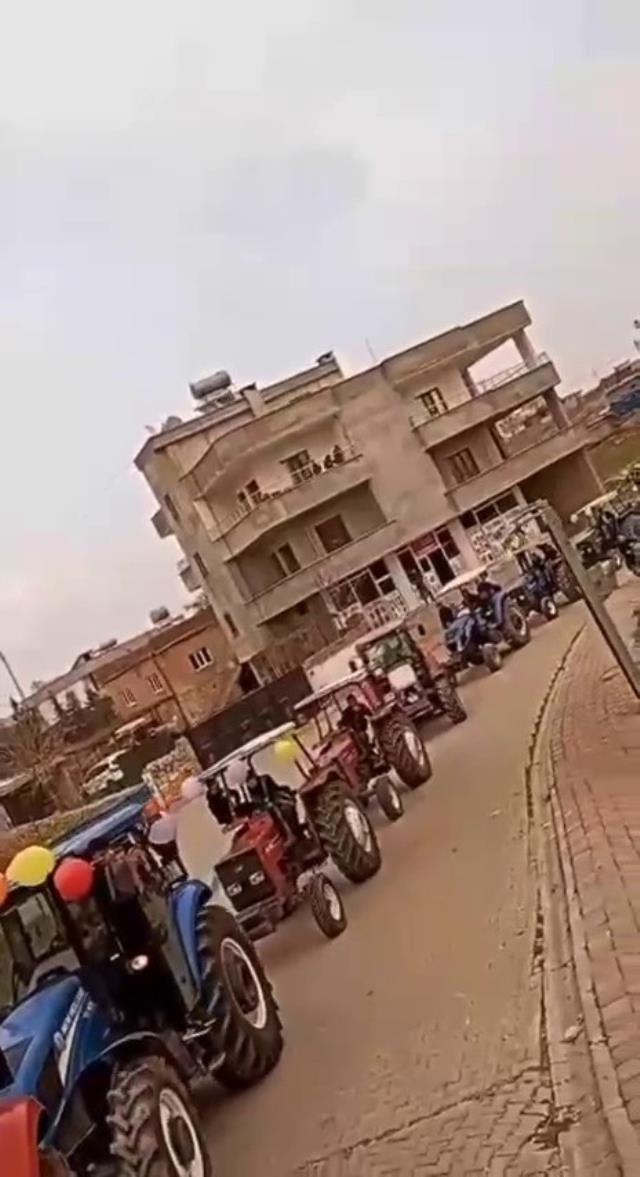 Siirt'te traktörle düğün konvoyu düzenlendi Siirt'te traktörle düğün konvoyu düzenlendi