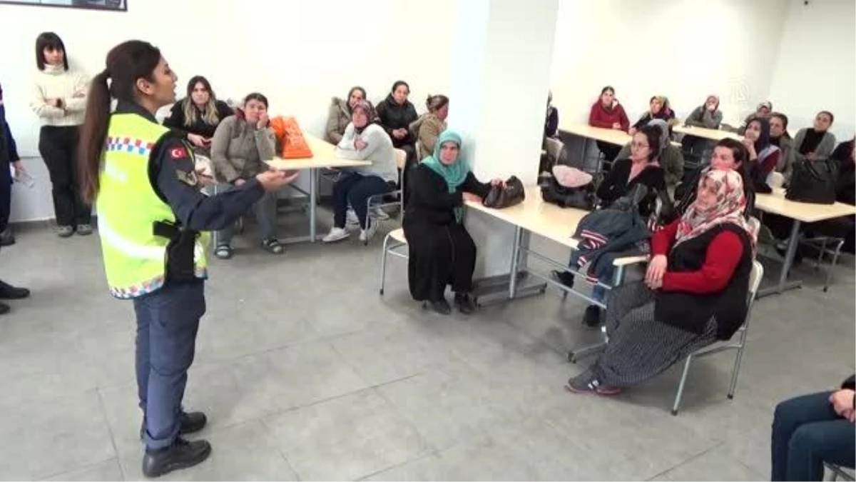 Silifke\'de jandarma, "Kadına El Kalkamaz" projesini anlattı