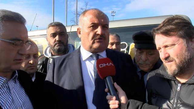 Zammı beğenmeyen taksiciler, istedikleri rakamı pankarta yazıp Yenikapı meydana gitti Zammı beğenmeyen taksiciler, istedikleri rakamı pankarta yazıp Yenikapı meydana gitti