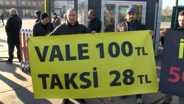 Zammı beğenmeyen taksiciler, istedikleri rakamı pankarta yazıp Yenikapı meydana gitti Zammı beğenmeyen taksiciler, istedikleri rakamı pankarta yazıp Yenikapı meydana gitti