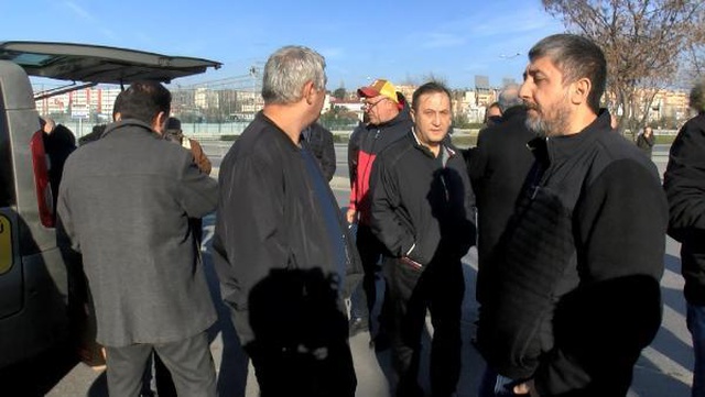 Zammı beğenmeyen taksiciler, istedikleri rakamı pankarta yazıp Yenikapı meydana gitti Zammı beğenmeyen taksiciler, istedikleri rakamı pankarta yazıp Yenikapı meydana gitti
