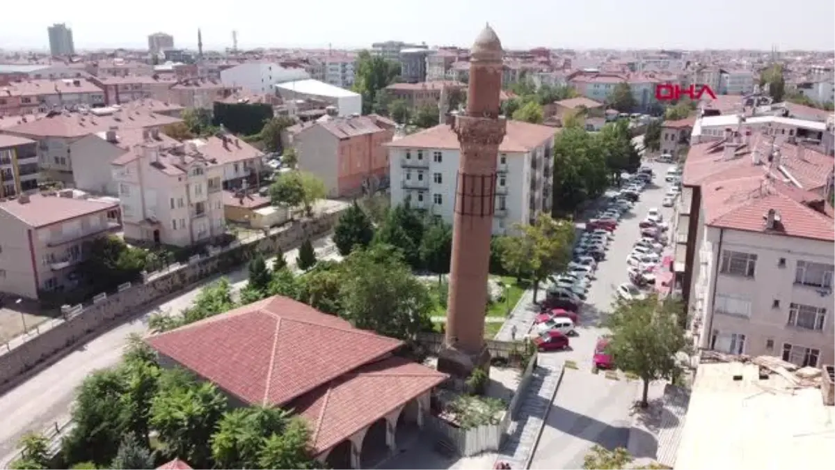 TARİHİ CAMİNİN EĞİK MİNARESİNDE KAYMA GÖRÜLMEDİ