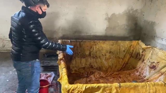 Yine aynı yer, yine mide bulandıran görüntüler! Pisliğin içinde böyle salça yapıyorlar