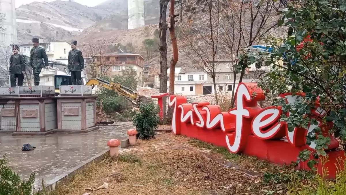 Yusufeli Barajı Nedeniyle Eski İlçede Yıkımlar Başladı, Atatürk Büstü Hurdacılara Bırakıldı, Esnaf ve Vatandaş Tepkili