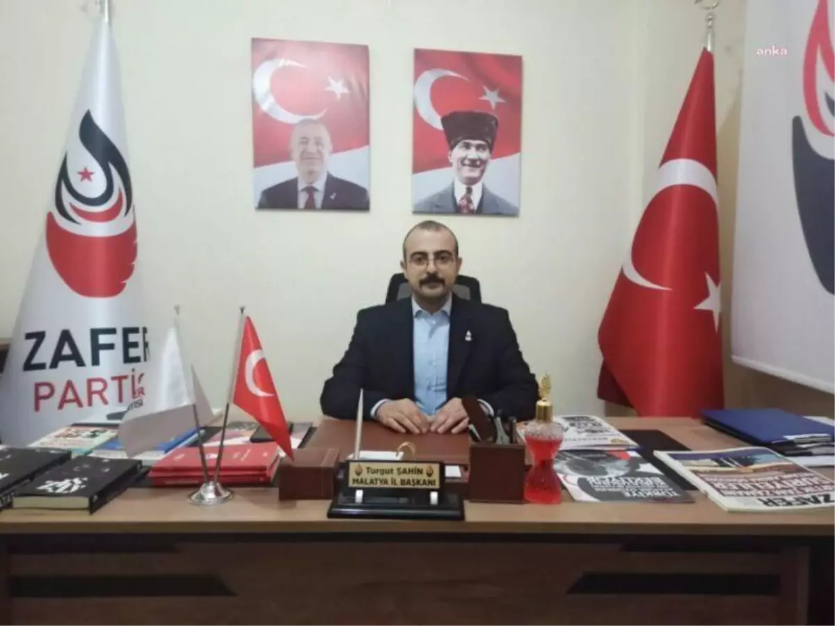 Zafer Partisi Malatya İl Başkanı ve Yöneticilerine "Yerli ve Milli Escobar" Pankartı Nedeniyle Para Cezası Verildi