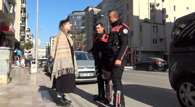 4 bin lirası bıçak zoruyla gasp edilen genç kız, şikayetçi olmamak için ağladı 4 bin lirası bıçak zoruyla gasp edilen genç kız, şikayetçi olmamak için ağladı
