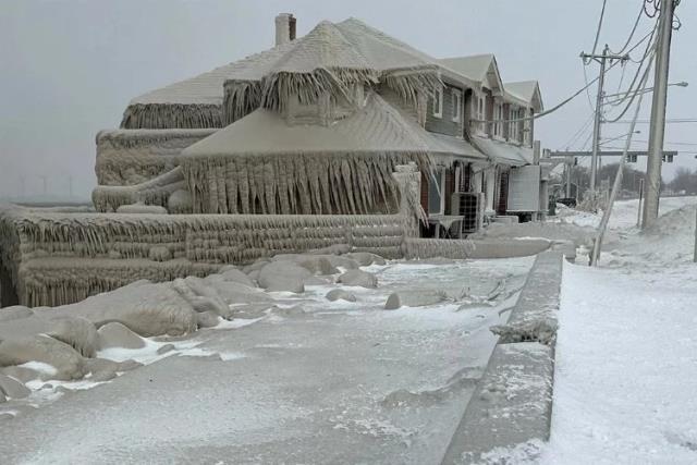 ABD'de kar fırtınası nedeniyle cehennemi yaşıyor! Can kaybı 65'i geçti, yağmalar başladı