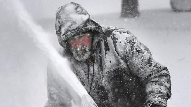 ABD'de kar fırtınası nedeniyle cehennemi yaşıyor! Can kaybı 65'i geçti, yağmalar başladı