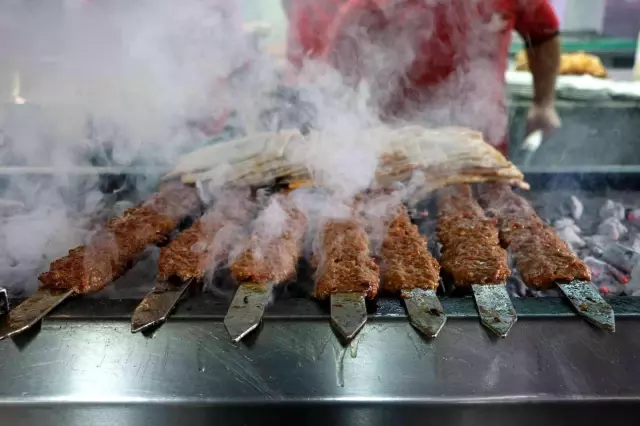 Yılın en iyi yemekleri sıralamasında Adana kebabı 81'inci sırada gösterildi! Adanalılar bu listeye çok sinirlendi