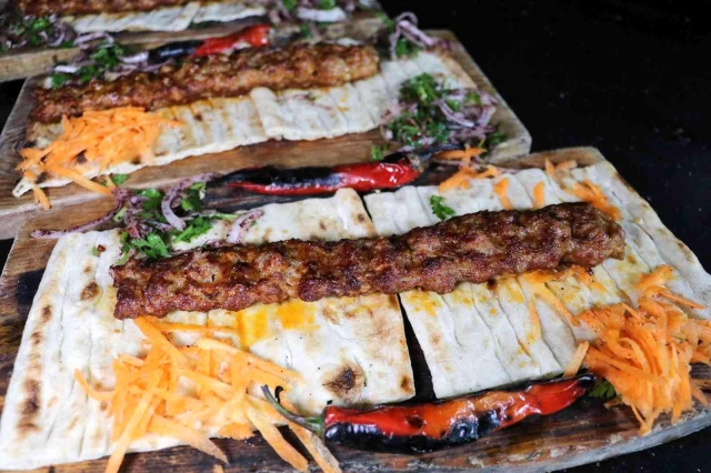 Yılın en iyi yemekleri sıralamasında Adana kebabı 81'inci sırada gösterildi! Adanalılar bu listeye çok sinirlendi