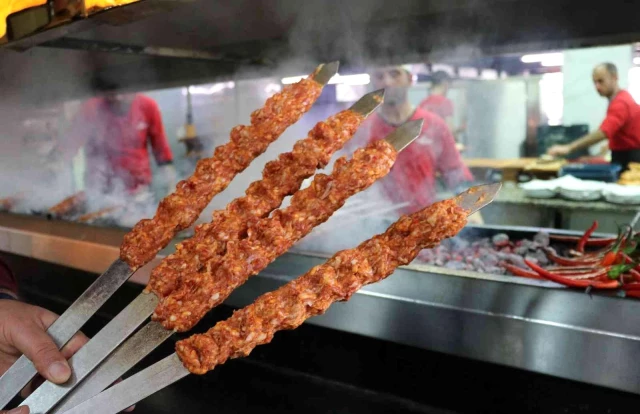 Yılın en iyi yemekleri sıralamasında Adana kebabı 81'inci sırada gösterildi! Adanalılar bu listeye çok sinirlendi