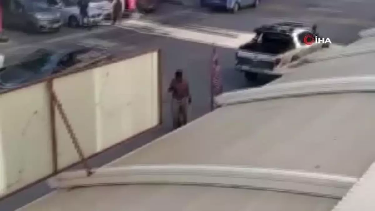 Afrika\'nın yerel kıyafetiyle sokaklarda dolaşan eli sopalı şahıs korku dolu anlar yaşattı