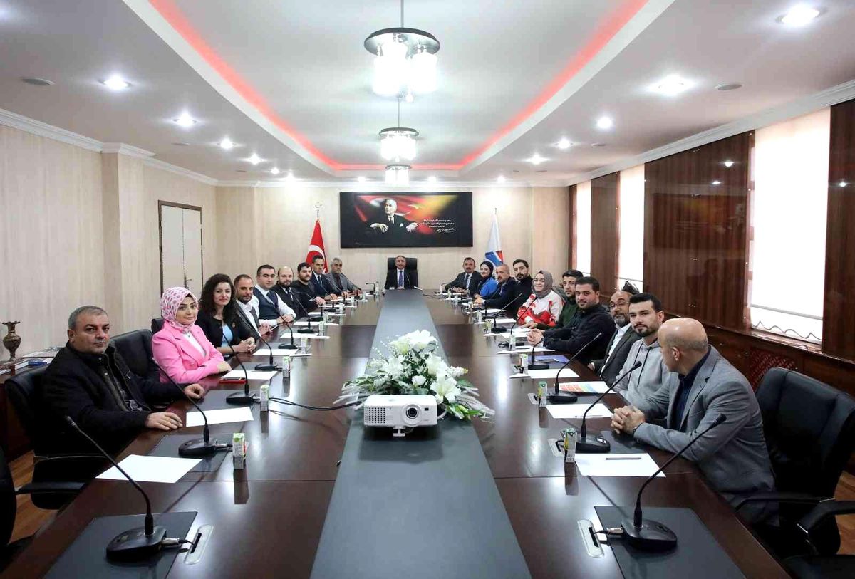 AİÇÜ Rektörü Prof. Dr. Karabulut, başarılı projeler üreten personellere teşekkür belgesi verdi