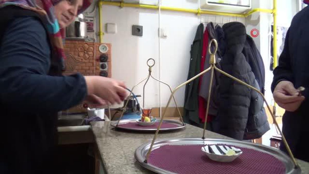 Aile boyu örnek işletme: Baba kız günde 700 bardak çay dağıtıyor