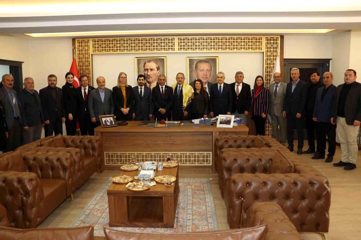 AK Partili Özhaseki Başkan Kaplan\'ı tebrik etti