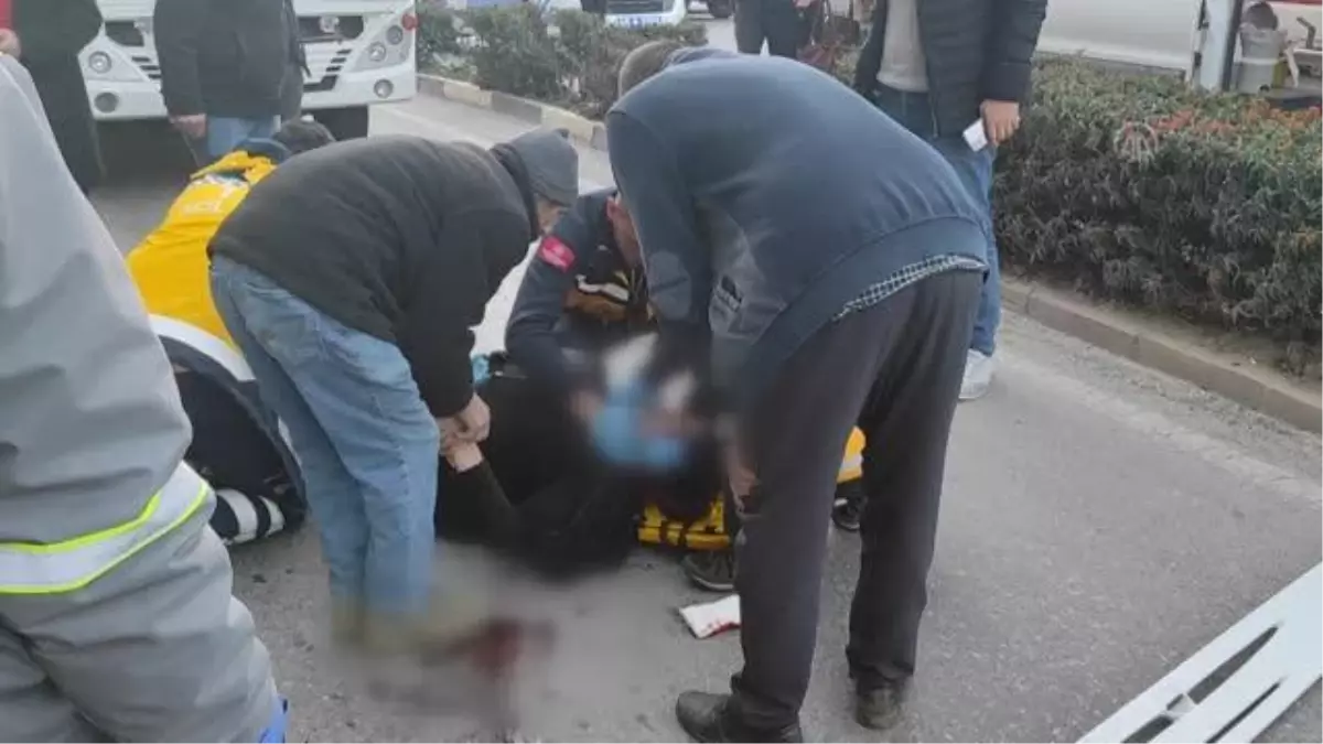 Alaşehir'de işçi servisinin çarptığı yaya ağır yaralandı