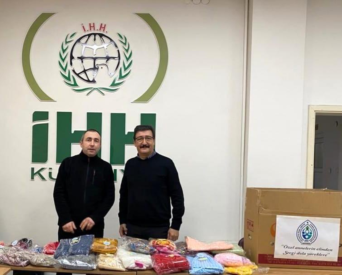 Annelerin ürettiği atkı ve bereler, Kütahya İHH İnsani Yardım Derneği\'ne teslim edildi