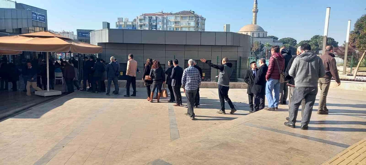 Aydın\'da acıkan bu kuyruğa giriyor