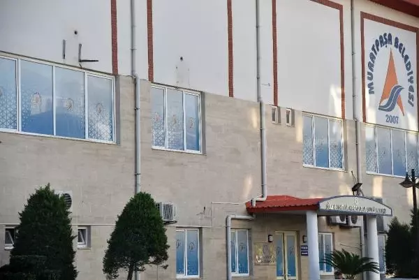 Akıllara durgunluk veren dolandırıcılık! 'Babamın vasiyeti, ücretsiz bakım yapacağım' diyerek, 30 klimayı söküp belediyeyi dolandırdı Akıllara durgunluk veren dolandırıcılık! 'Babamın vasiyeti, ücretsiz bakım yapacağım' diyerek, 30 klimayı söküp belediyeyi dolandırdı