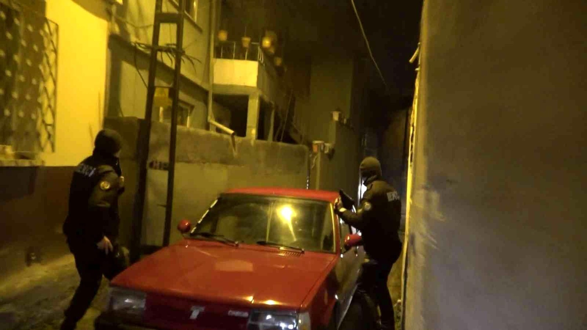 Babasının otomobiliyle kaçarken kaza yaptı, ehliyetsiz yakalandı