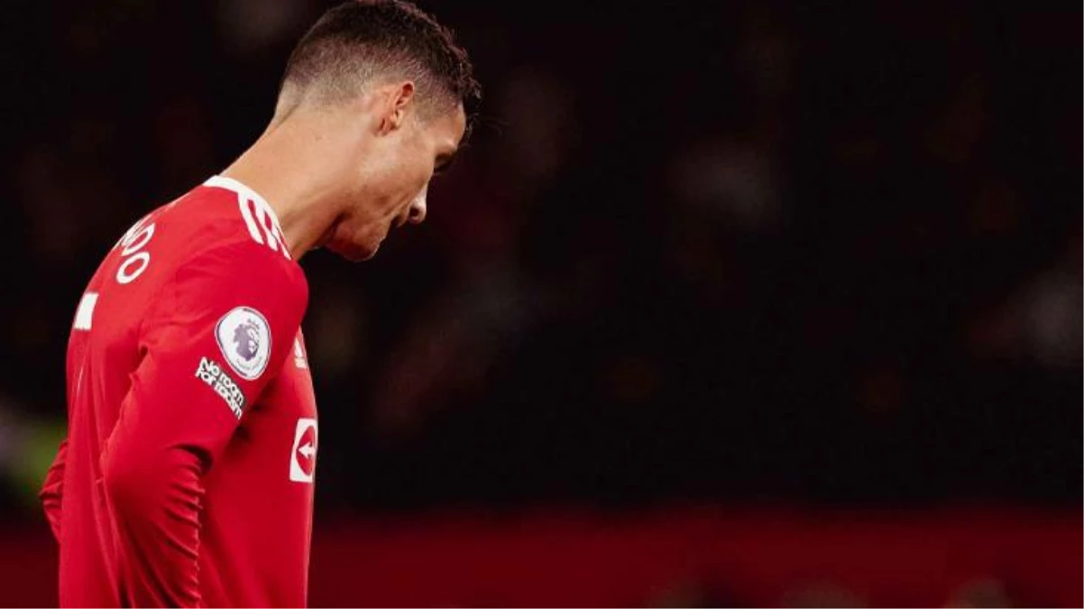Ronaldo\'nun ayrılığı sonrası Manchester United tribünlerinde şok tezahürat! İngiliz basınında, "Ronaldo\'yu tamamen sildiler" şeklinde yorumlandı