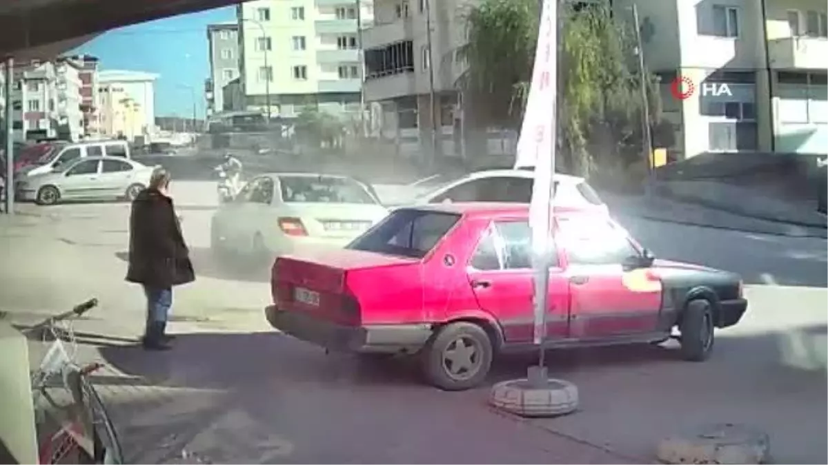 Bilecik\'te iki otomobilin çarpışma anı kamerada