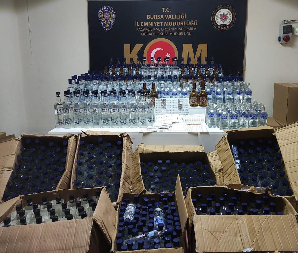 Bursa\'da polis baskınında gizli bölmelerde sahte içki ele geçirildi