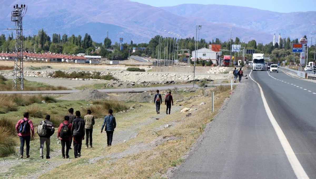 Çalışma izni bulunmayan yabancıyı çalıştıran işverenlere her bir yabancı için 35 bin 815 TL para cezası
