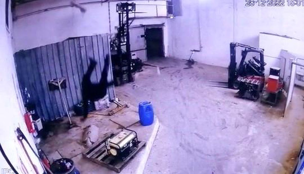 Tamir için çıktığı çatıdan düşen işçi hayatını kaybetti...O anlar kamerada