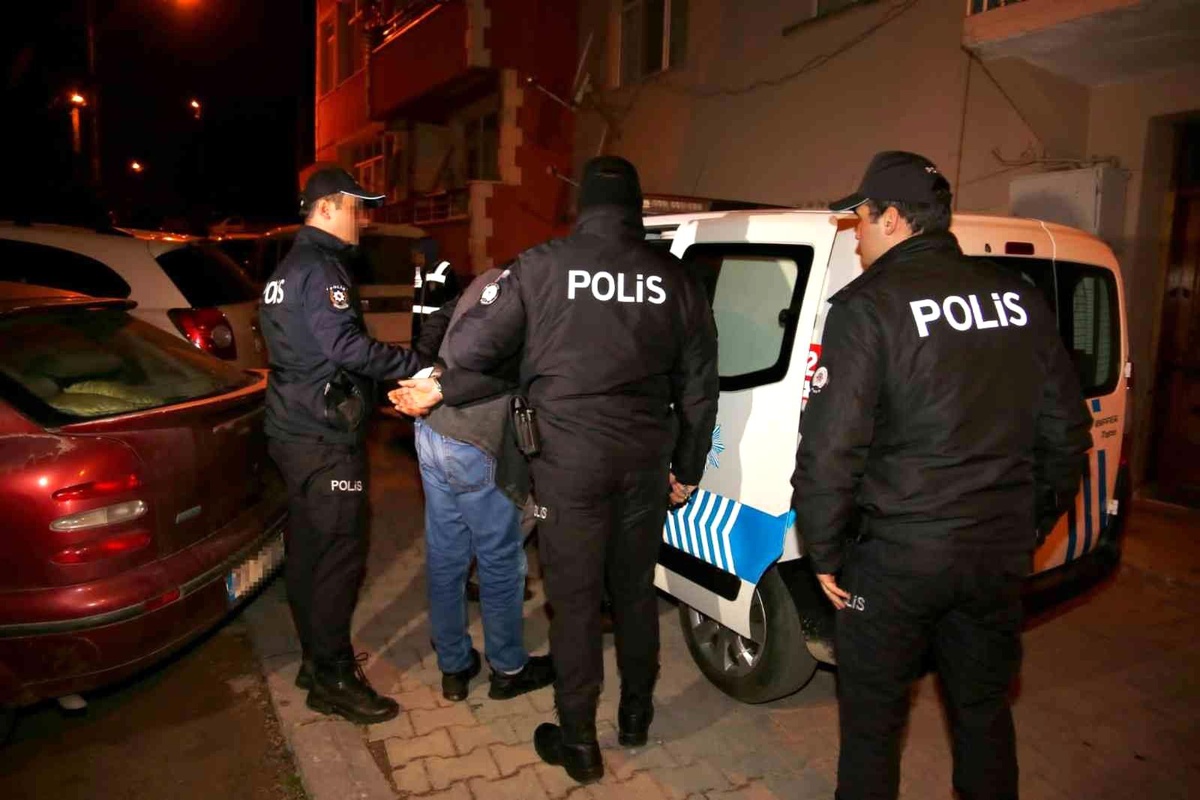 Çeşitli suçlarla aranan 11 kişi gözaltına alındı
