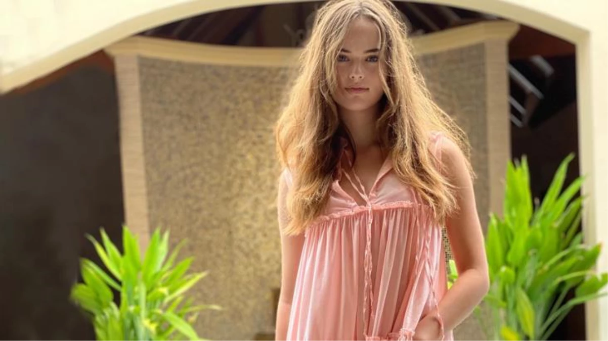 "Dünyanın yaşayan en güzel kızı" seçilen Kristina Pimenova, yılbaşı pozuyla hayran bıraktı
