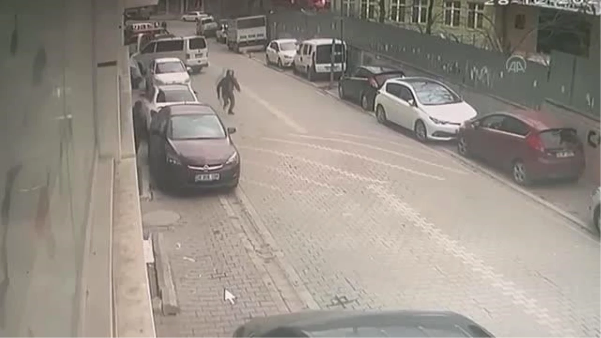 Esenyurt\'ta sokak ortasındaki silahlı çatışma anı güvenlik kamerasında (2)