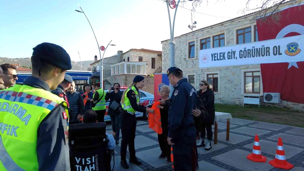 Foça Jandarma\'dan sürücülere reflektif yelek dağıtımı